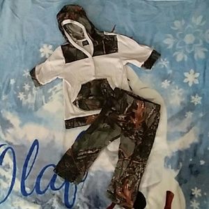 Very adorable pink and green camo outfit 12-18 M!